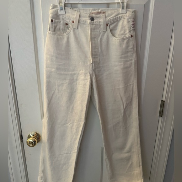 White Levi’s Women’s Ribcage Straight Ankle Jeans with Stitching in the Back - Picture 2 of 6